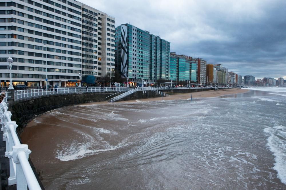 El oleaje en Gijón obliga a cerrar el Muro