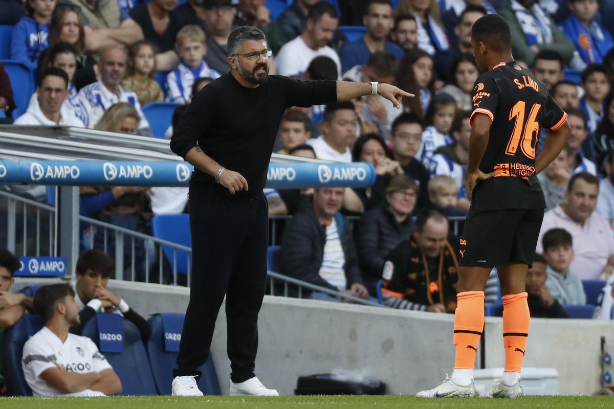 Gattuso hablando con Samu Lino durante un partido frente a la Real Sociedad en el Reale Arena