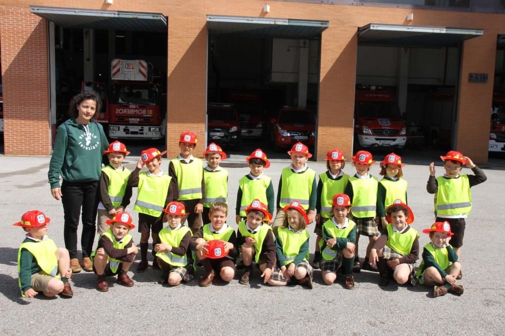 Visita de las teresianas a los bomberos