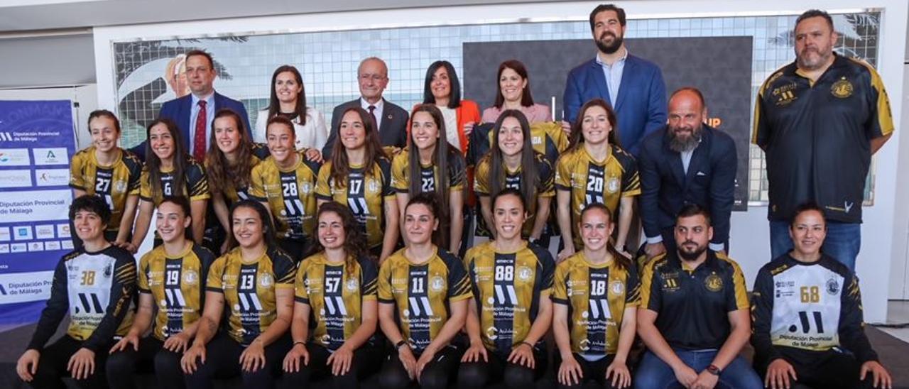 Presentación de la camiseta del Costa del Sol para la final de la EHF European Cup.