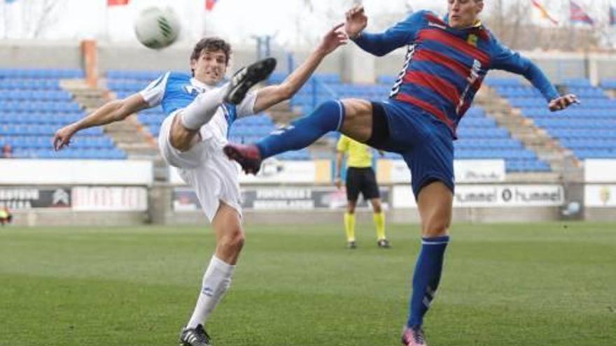 Rafa Jordà lluita una pilota en el partit davant l&#039;Alcoià.