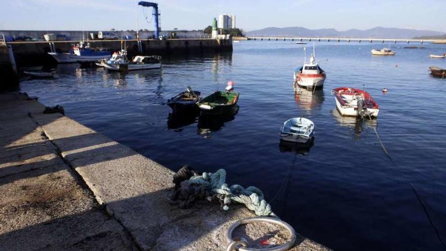 El puerto de Canido, en Vigo, con una de las nuevas anillas para el amarre de barcos. // Ricardo Grobas