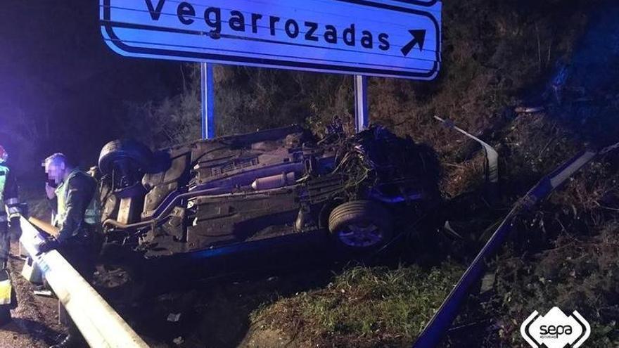 Herido un conductor tras volcar su coche en Vegarroazadas, Castrillón