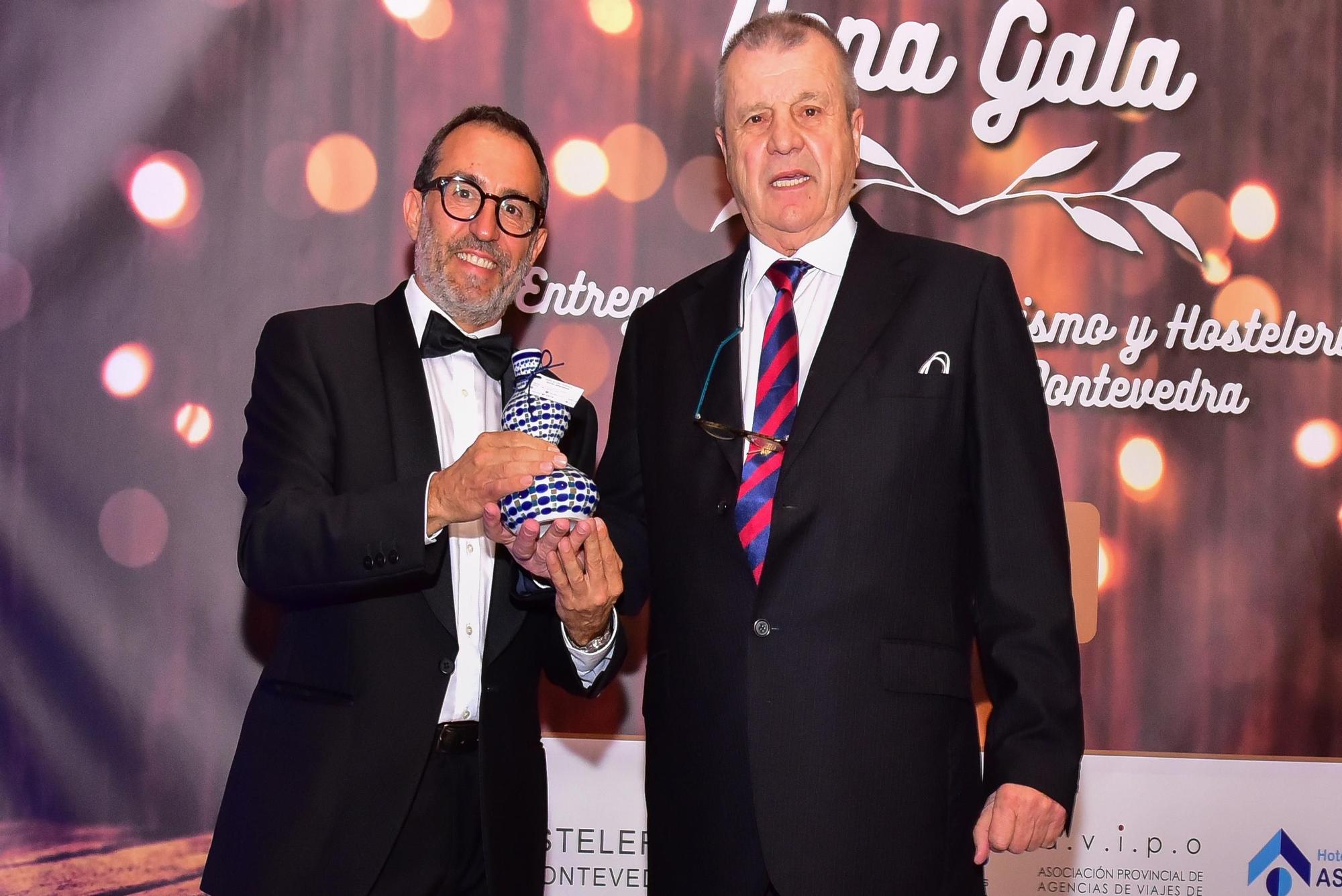 César Ballesteros,  presidente de la Federación Provincial de Hosteleros, entregó el premio a la trayectoria a Darío Álvarez en la gala de la hostelería.