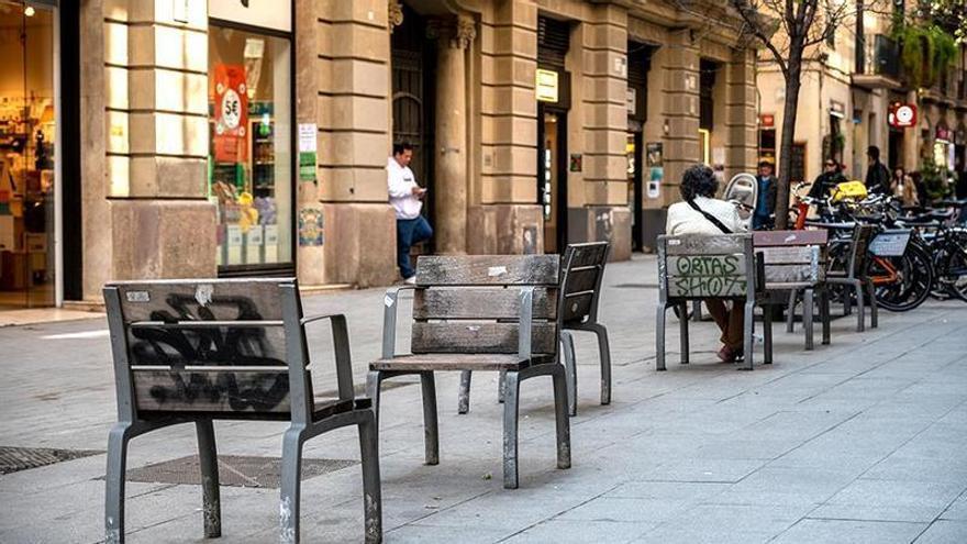  Banco individual 'Neoromántico liviano' lo largo de la calle Comtal