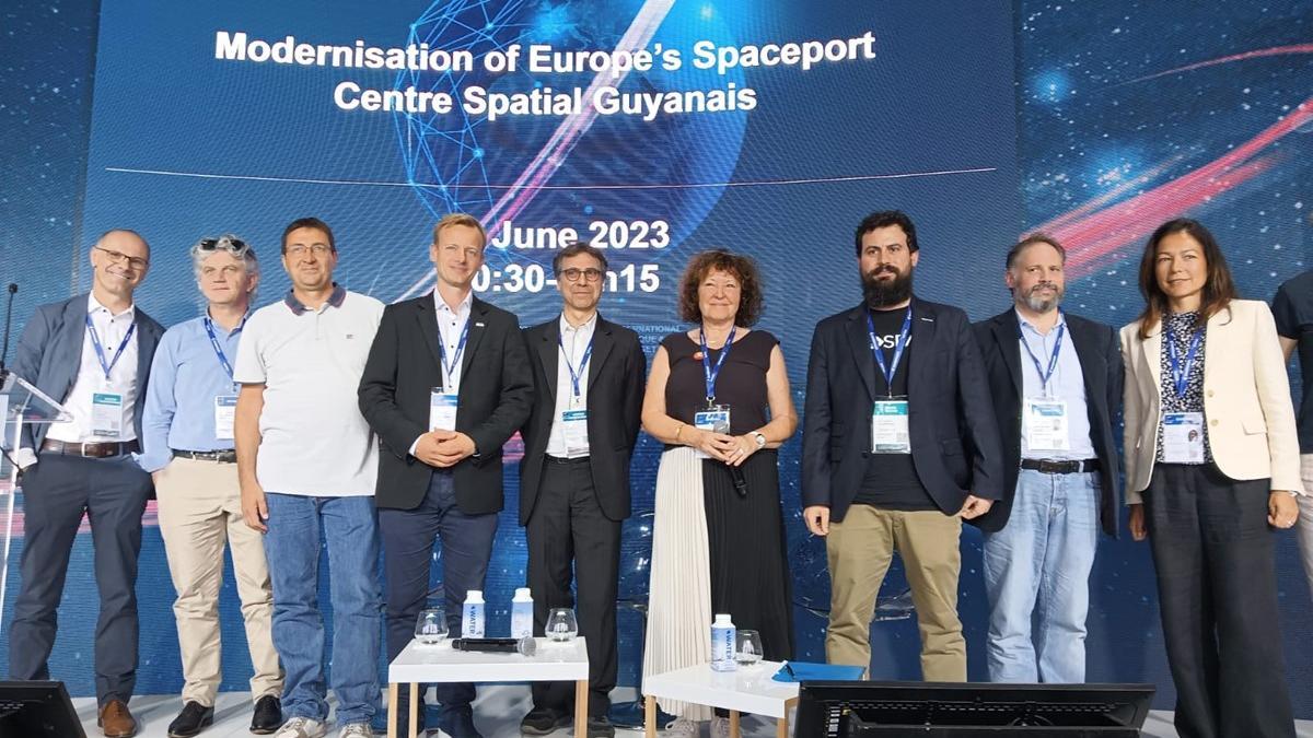 Raúl Verdú, de PLD Space, con representantes de la agencia espacial francesa.
