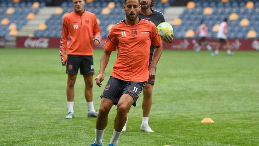 Javi López a punto de controlar un balón durante un entrenamiento en Pasarón. // Gustavo Santos