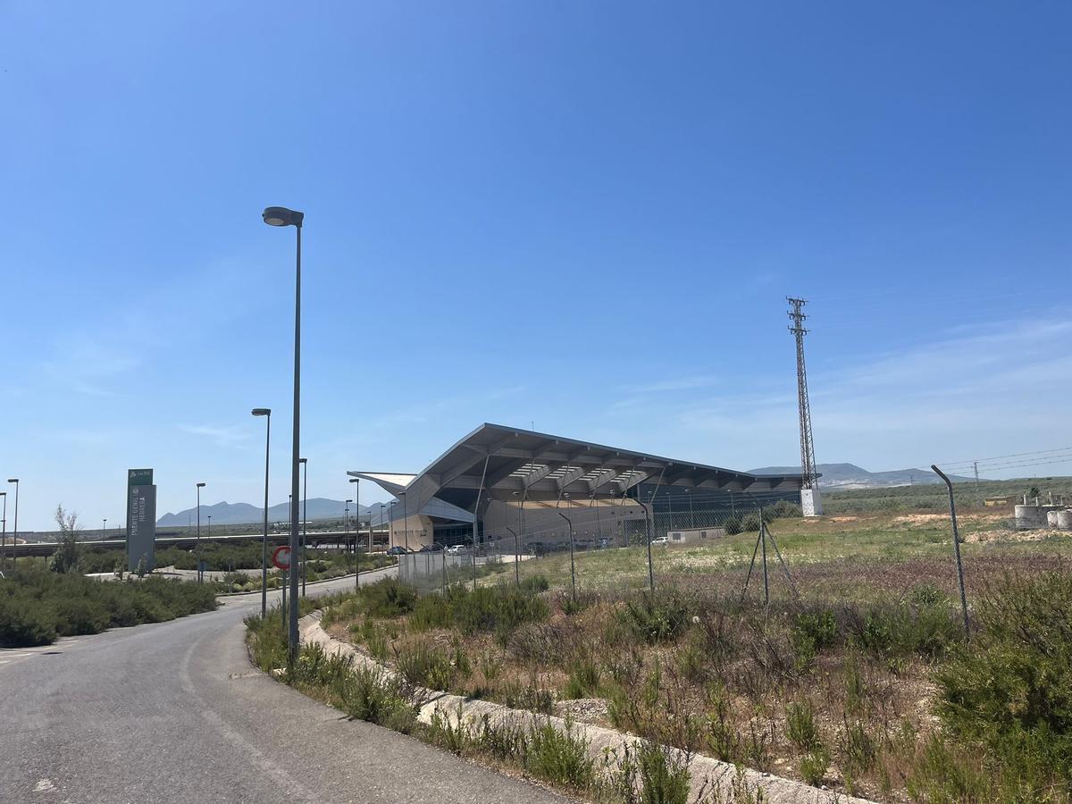 Una vista exterior de la situación en la que se encuentra la estación de Puente Genil.