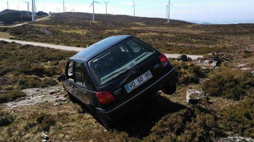 El vehículo se salió la vía y estaba empotrado junto a unas piedras. Su dueño apareció a 20 metros.