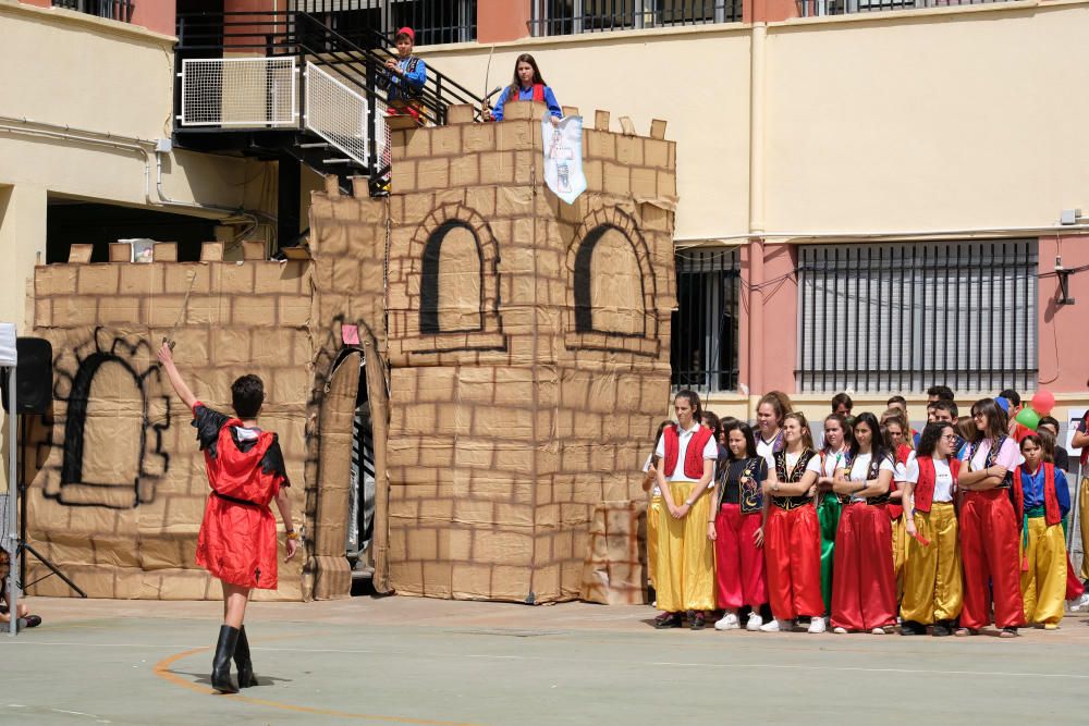 Los centros educativos de la ciudad acostumbran a dedicar la mañana del primer día de fiestas a recrear los actos más emblemáticos