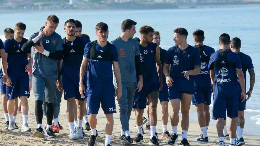 El Celta, en A Lanzada, durante la pretemporada que el año pasado realizó en A Toxa. // Rafa Vázquez