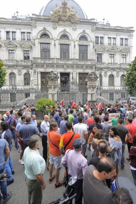 Los mineros desalojados se concentran ante la Junta