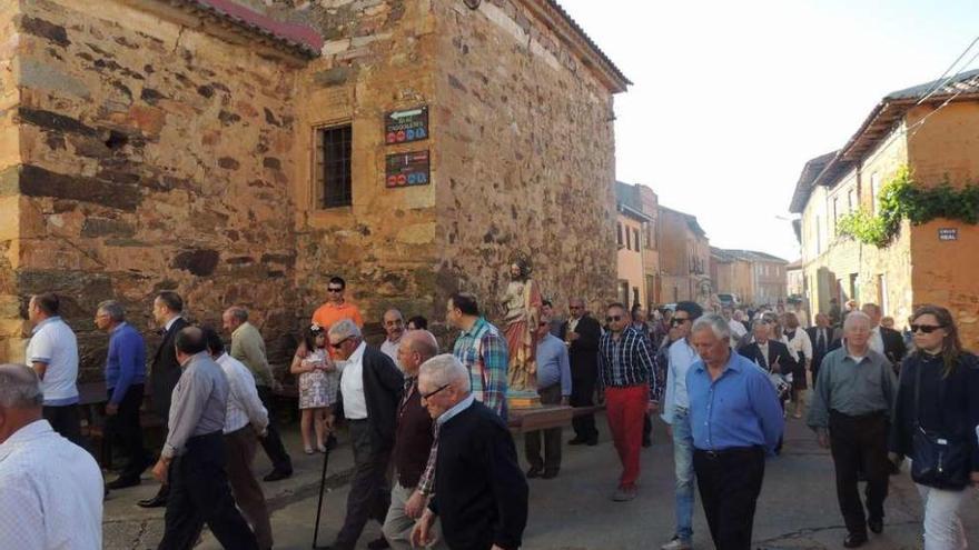 Los vecinos delante de la iglesia durante una procesión.