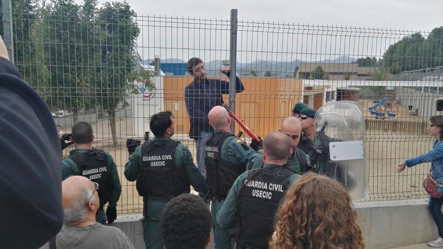 Agents de la Guàrdia Civil, durant la intervenció a Castellgalí l&#039;1-O