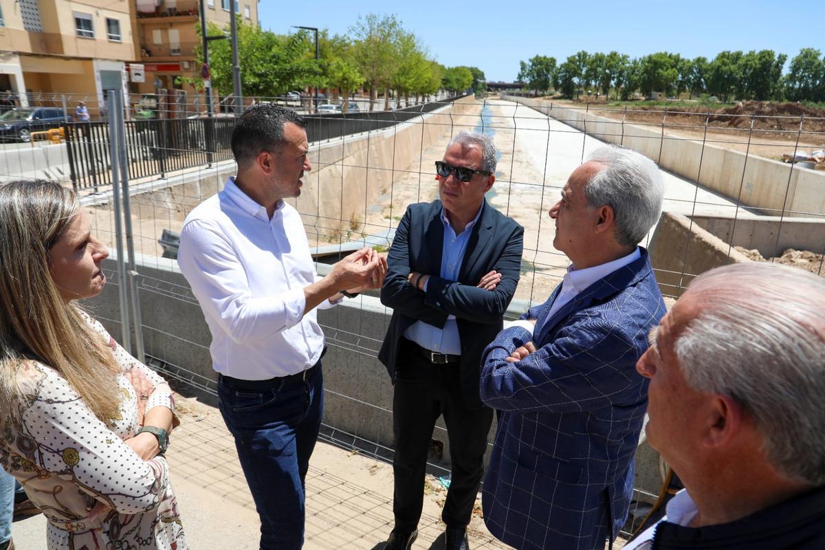 Elías Bendodo, Vicent Mompó y Ricardo Gabaldón durante la visita a Utiel.