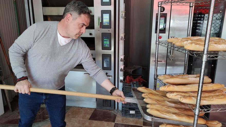 Raúl Ferre, propietario de Panadería Masamadre, saca pan récien horneado en uno de sus locales
