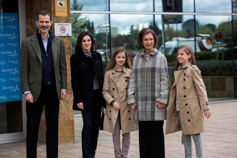 Los Reyes posan con sus hijas y con doña Sofía