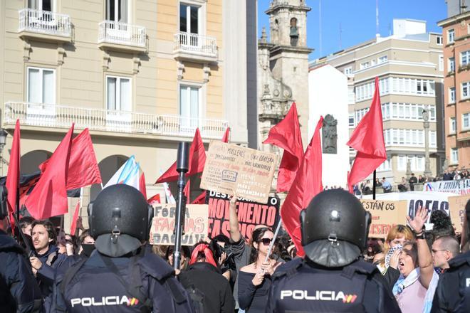 Movilización "antifascista" en María Pita ante la visita de Santiago Abascal a A Coruña