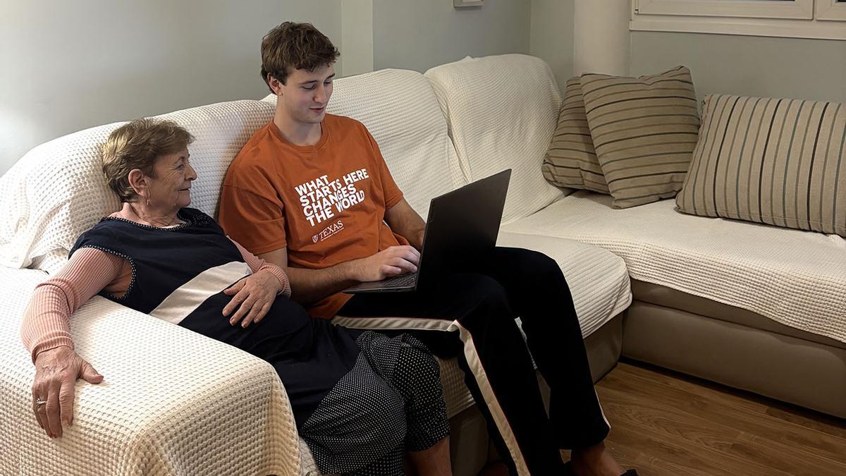 José Ropero Benítez junto a su abuela Agustina, su principal fuente de inspiración para crear desde Sevilla la startup Welyto, seleccionada para ser desarrollada el próximo año desde una incubadora de Shanghai (China).
