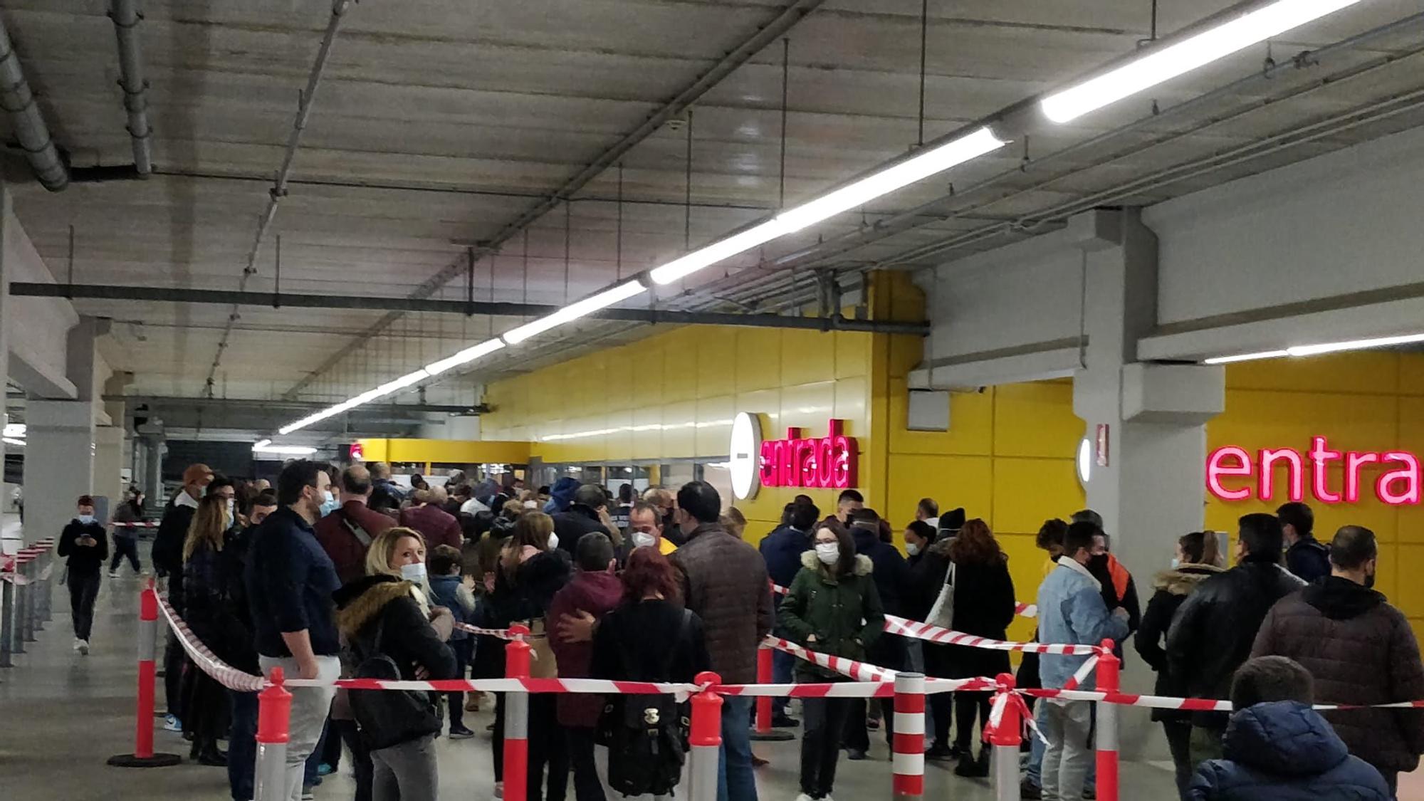 Colas para vacunarse en Ikea Valencia aprovechando el Black Friday