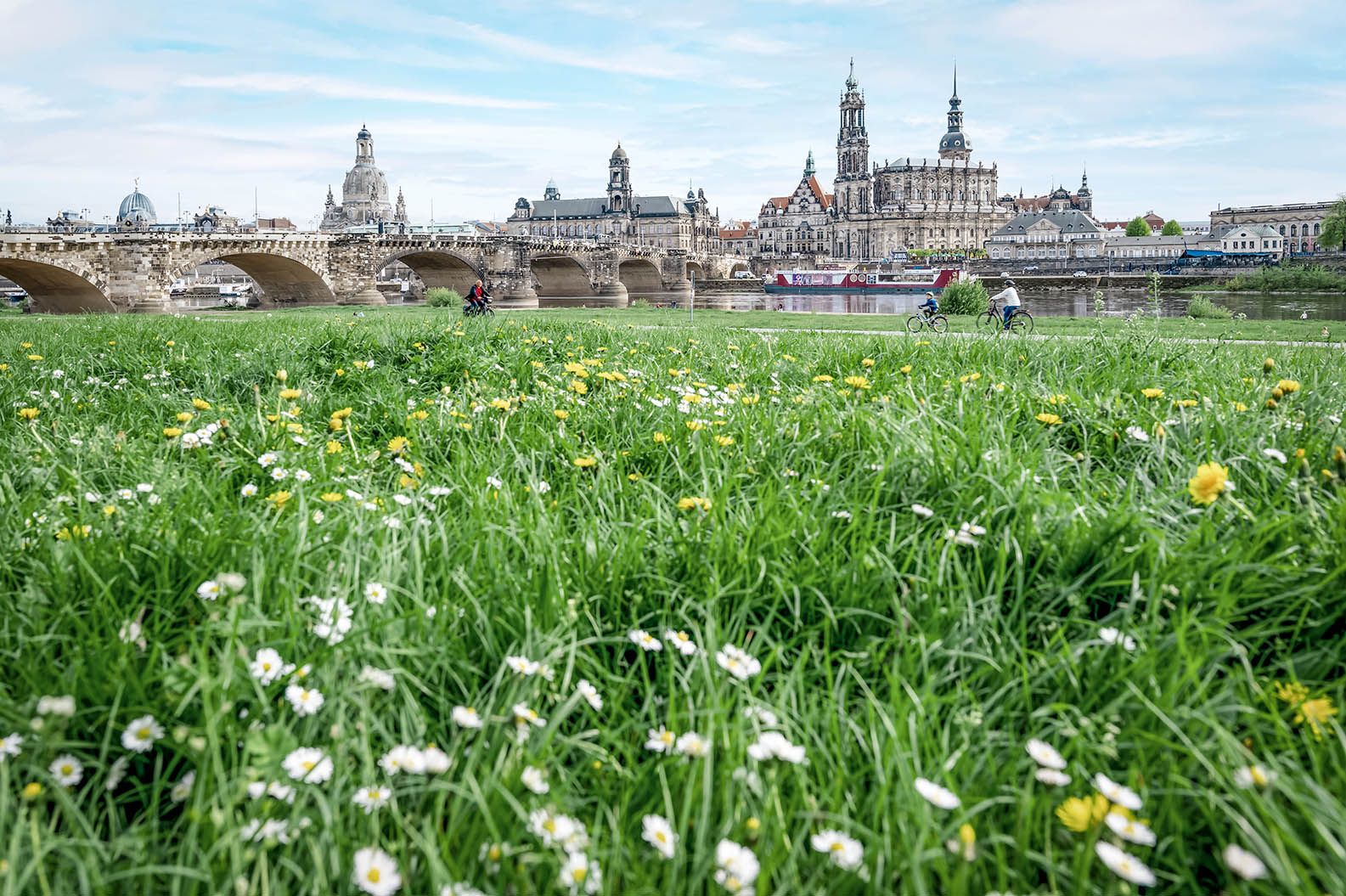 Vista del centro histórico de Dresde desde la orilla del río Elba con el puente de Augusto.