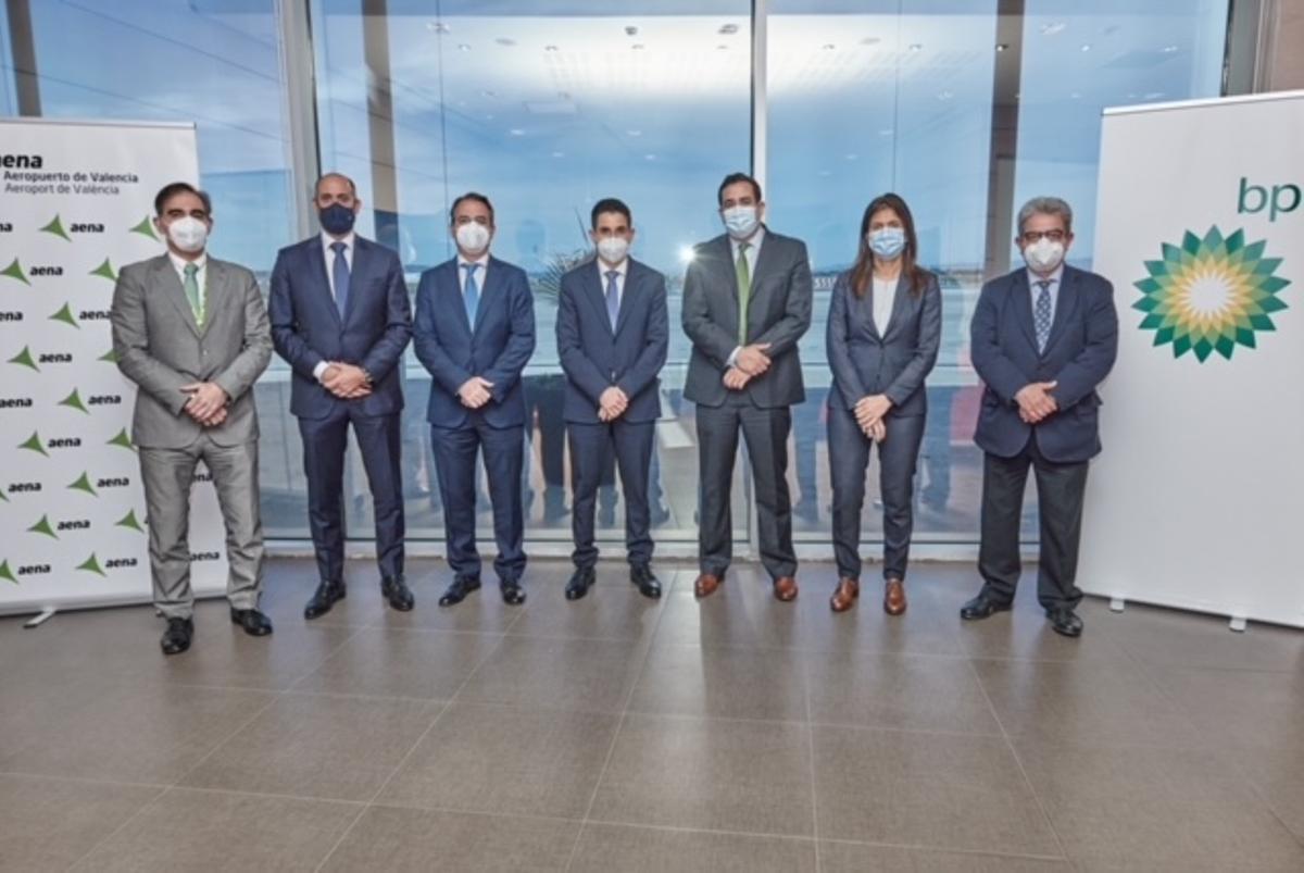 Acuerdo entre bp y Aena para impulsar proyectos de descarbonización en la aviación.