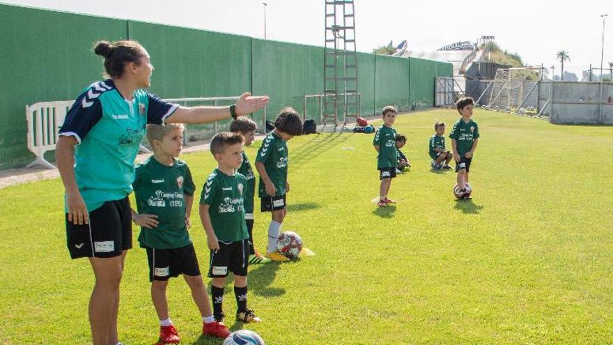 Los niños del campus del Elche con las nuevas equipaciones de entrenamiento Hummel