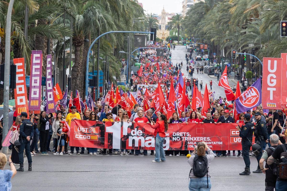 Unas 3.000 personas han participado en la manifestación del Primero de Mayo en Alicante.