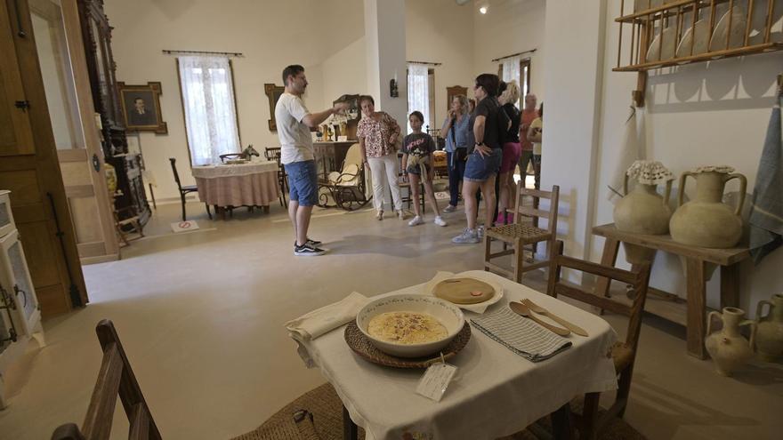 El Hort dels Pontos en Elche, que se ha convertido en un ejemplo de proyecto de rehabilitación sostenible, en una visita guiada hace unos meses.