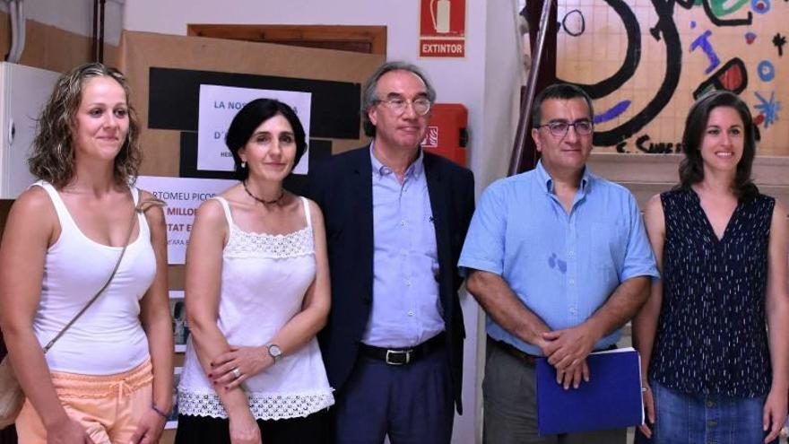 En el centro, la directora del Joan Miró, March y Morante, junto miembros del claustro y de la APIMA.
