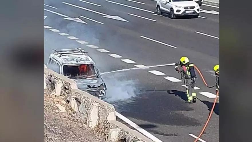 Incendio de un vehículo en la GC-1 dirección sur