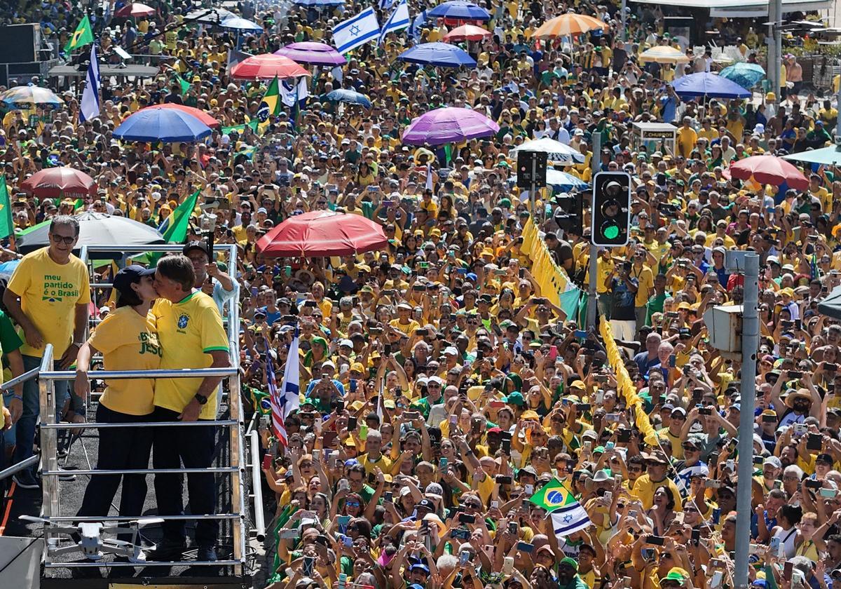 Bolsonaro convoca a sus seguidores en Rio de Janeiro.