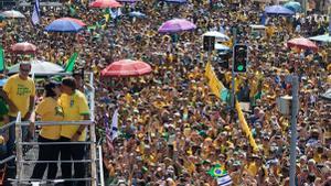 Simpatizantes del expresidente Bolsonaro lo arropan en marcha de Rio de Janeiro