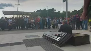 Un ataúd para simbolizar el entierro de la estación de Sanabria