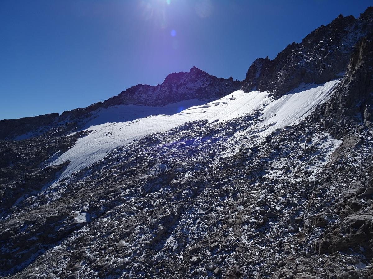 La extensión del glaciar de la Maladeta se reduce año tras año, al igual que su grosor.