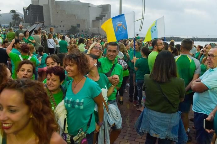 23-08-2019 LAS PALMAS DE GRAN CANARIA. Cadena humana en el paseo de Las Canteras contra el incendio  | 23/08/2019 | Fotógrafo: Andrés Cruz