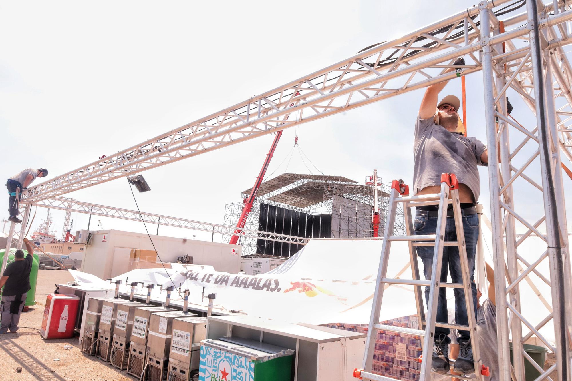 Durante los últimos días, equipos de operarios se afanan en el acondicionamiento de las instalaciones que acogerán el festival Arenal Sound en Burriana.