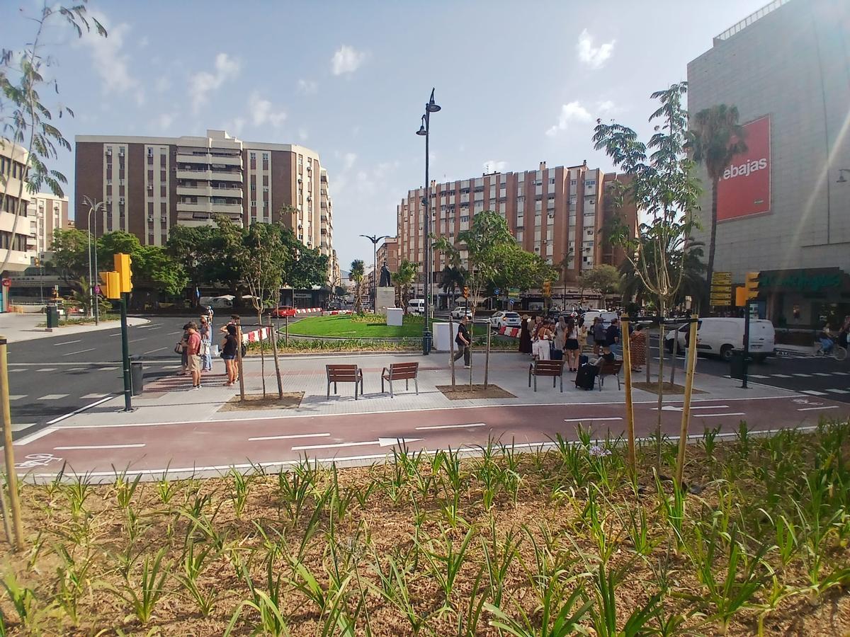 Uno de los nuevos espacios de sombra en la entrada de la calle Armengual de la Mota.