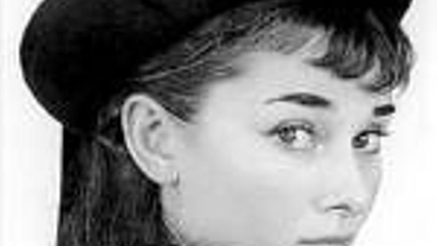 Un libro muestra el álbum familiar de Audrey Hepburn