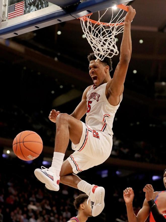 ustin Simon #5 celebra su canasta ante  DePaul Blue Demons durante la primera ronda del torneo Big East Tournament en el Madison Square Garden en Nueva York.