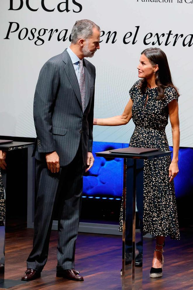 El rey Felipe VI y la reina Letizia, con vestido de Massimo Dutti, entregan las becas de posgrado en el extranjero de La Caixa