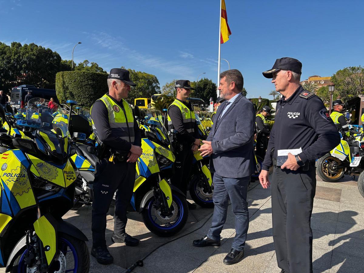 El concejal de Seguridad Ciudadana, Fulgencio Perona, presentó la nueva flota de motos de la Policía Local en la plaza de la Glorieta esta mañana