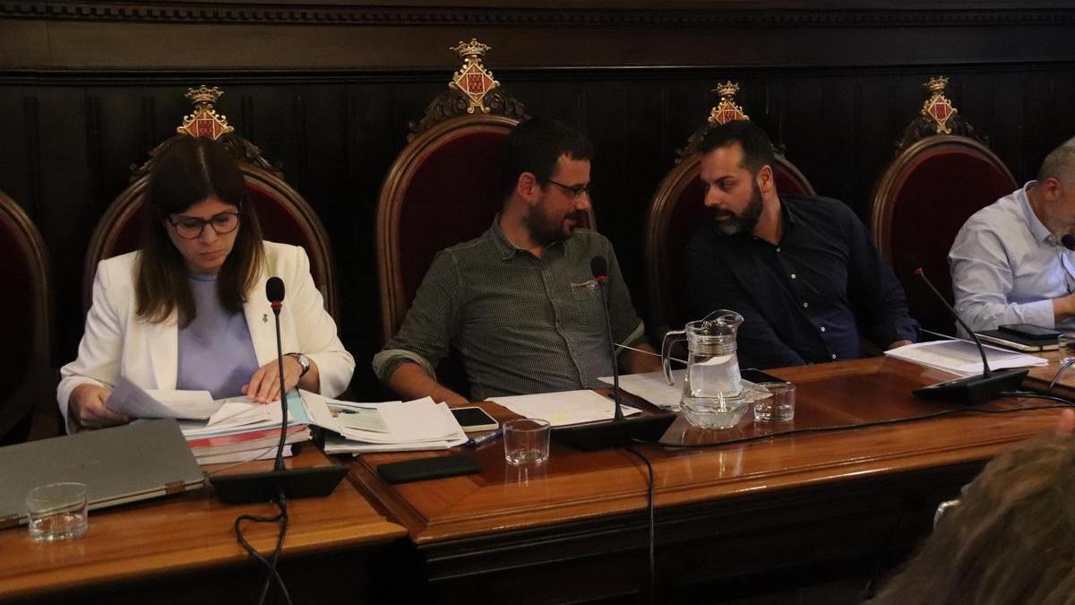 L’alcalde de Girona, Lluc Salellas, parla amb el tinent d’alcalde, Quim Ayats, abans de començar el plenari municipal.