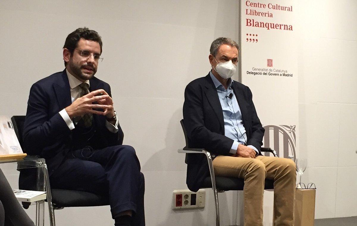 Presentación en la Librería Blanquerna de Madrid del libro ’No matarás. Memoria Civil’ de Eduardo Ranz. A la izquierda, el autor. Junto a él, el expresidente José Luis Rodríguez Zapatero. Presentación en la Librería Blanquerna de Madrid del libro ’No matarás. Memoria Civil’ de Eduardo Ranz. A la izquierda, el autor. Junto a él, el expresidente José Luis Rodríguez Zapatero.
