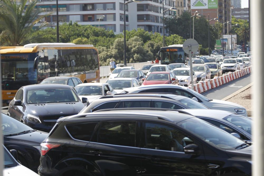 Atasco de tráfico en València por las obras en Blanquerías