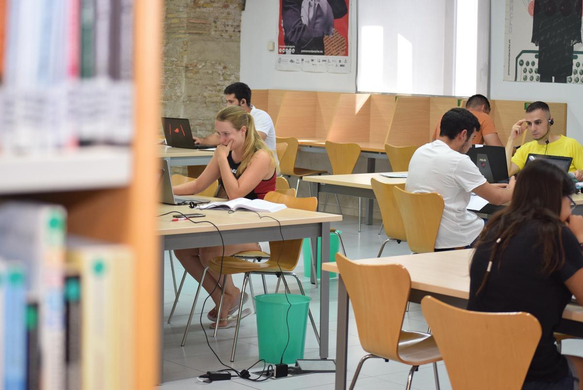 Archivo - Sala de estudios, biblioteca, universitarios, exámenes