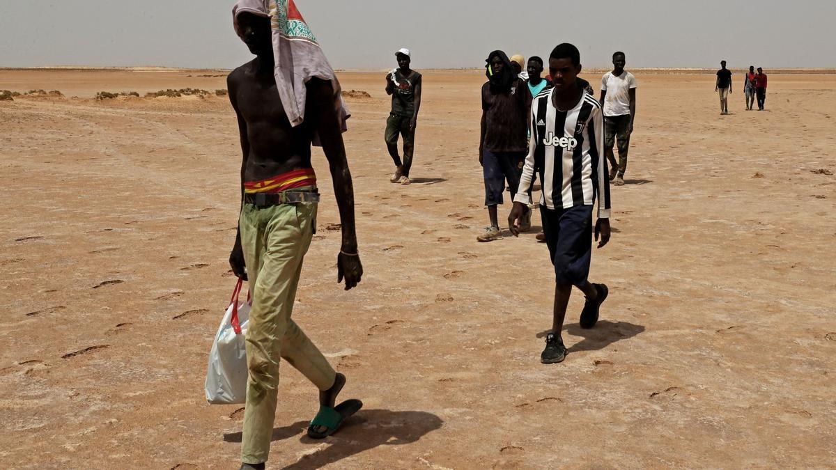 Migrantes africanos abandonados por las autoridades tunecinas en la frontera entre Libia y Túnez