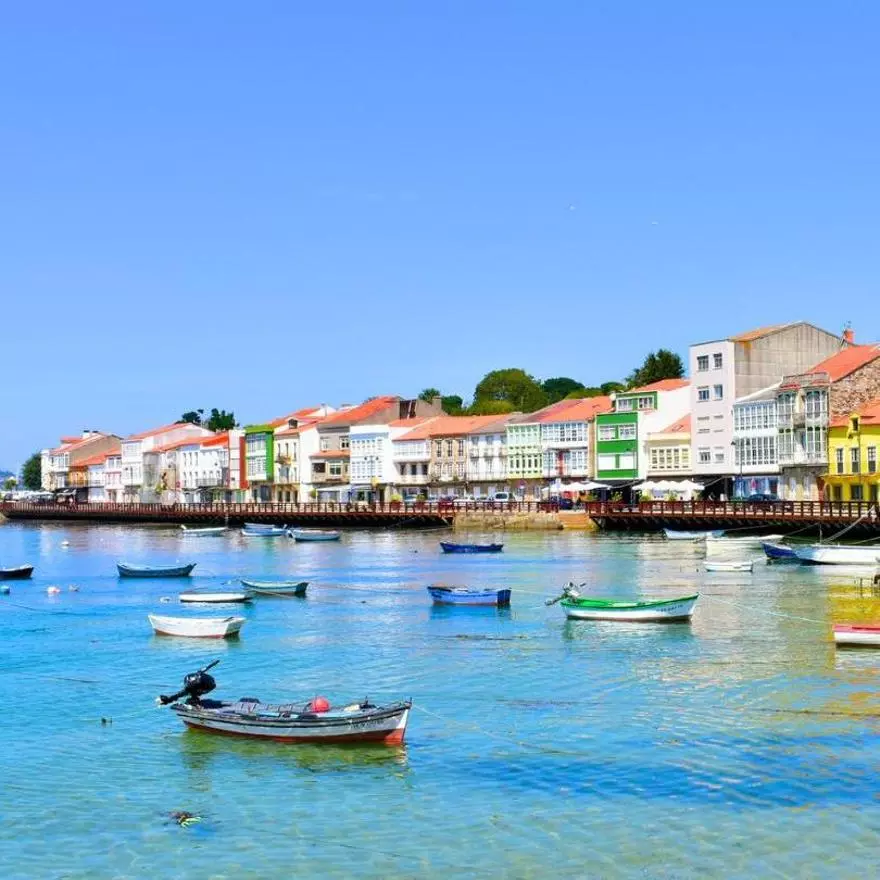 Entramos en el pueblo donde se come el mejor pulpo de España: un Conjunto Histórico-Artístico frente al mar con paisajes de ensueño y villas con siglos de historia