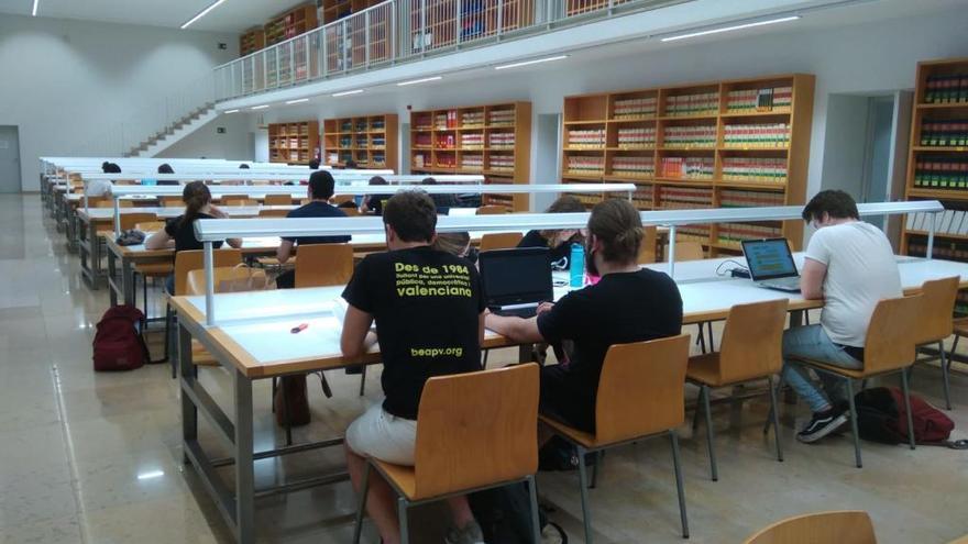 La okupación pacífica de la Biblioteca Gregori Maians de la UV por la noche.