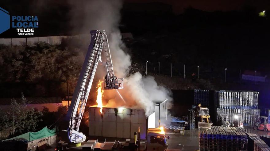 Los bomberos emplean 70.000 litros de agua en el incendio de una nave de palets en Maipez